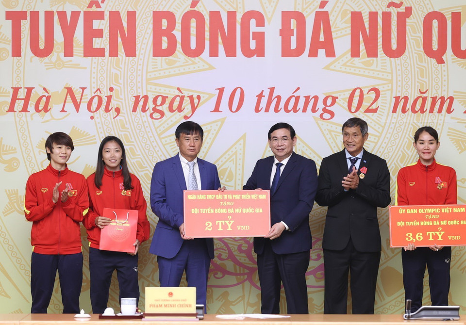  Đại diện Ngân hàng TMCP Đầu tư và Phát triển Việt Nam tặng biểu trưng số tiền 3 tỷ đồng cho Đội tuyển Bóng đá Nữ Quốc gia Việt Nam. (Ảnh: Dương Giang/TTXVN)