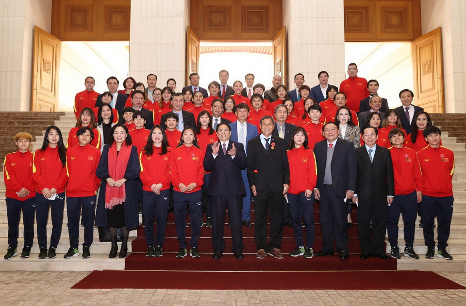  Thủ tướng Phạm Minh Chính chụp ảnh lưu niệm với Ban huấn luyện và Đội tuyển bóng đá nữ Việt Nam. (Ảnh: Dương Giang/TTXVN)
