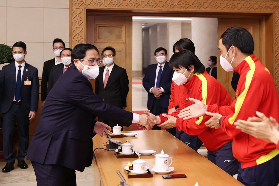 Thủ tướng Phạm Minh Chính gặp Ban huấn luyện và Đội tuyển Nữ Việt Nam. (Ảnh: Dương Giang/TTXVN)