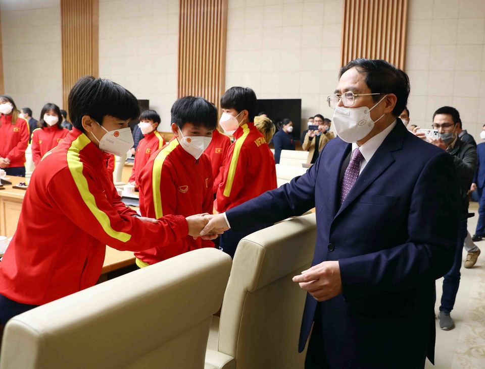 Thủ tướng Phạm Minh Chính bắt tay thân mật các cầu thủ Đội tuyển Bóng đá Nữ Việt Nam. (Ảnh: Phạm Kiên/TTXVN)
