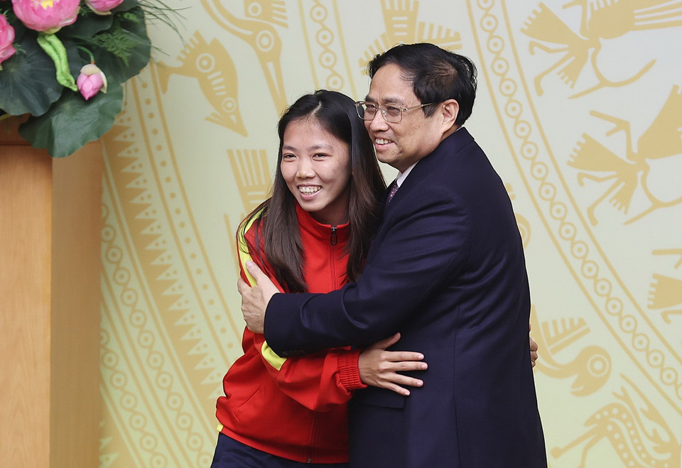  Thủ tướng Phạm Minh Chính động viên đội trưởng Đội Bóng đá Nữ Huỳnh Như. (Ảnh: Dương Giang/TTXVN)