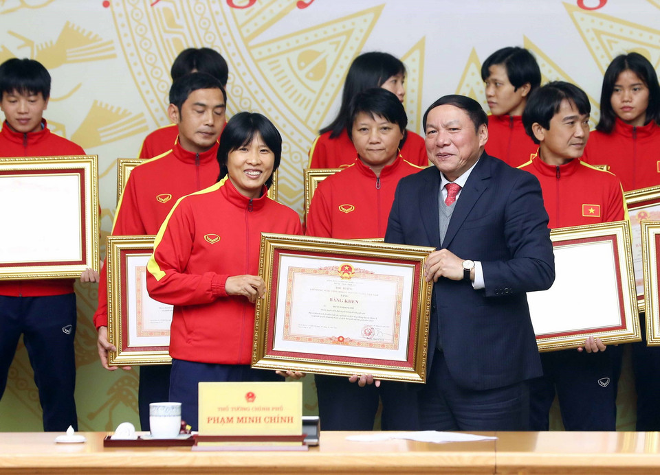  Bộ trưởng Bộ Văn hóa, Thể thao và Du Lịch Nguyễn Văn Hùng trao Bằng Khen của Thủ tướng Chính phủ cho các thành viên Ban Huấn luyện và cầu thủ Đội tuyển Bóng đá Nữ Việt Nam. (Ảnh: Phạm Kiên/TTXVN)