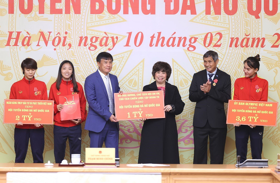  Bà Thái Hương, Chủ tịch Hội nữ doanh nhân Việt Nam, Chủ tịch Hội đồng chiến lược Tập đoàn TH tặng biểu trưng số tiền 1 tỷ đồng cho Đội tuyển Bóng đá Nữ Quốc gia Việt Nam. (Ảnh: Dương Giang/TTXVN)