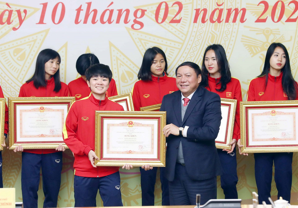 Trao Bằng Khen của Thủ tướng Chính phủ cho các thành viên Ban Huấn luyện và cầu thủ Đội tuyển Bóng đá Nữ Việt Nam. (Ảnh: Phạm Kiên/TTXVN)
