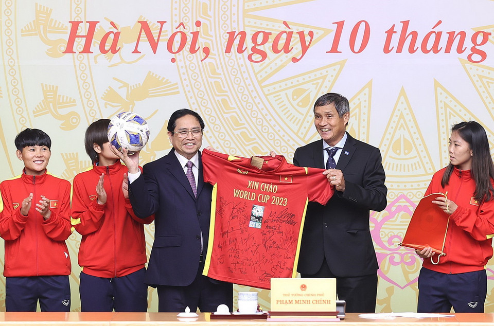  Huấn luyện viên Mai Đức Chung và các cầu thủ Đội tuyển Nữ Việt Nam tặng quà lưu niệm cho Thủ tướng Phạm Minh Chính. (Ảnh: Dương Giang/TTXVN)
