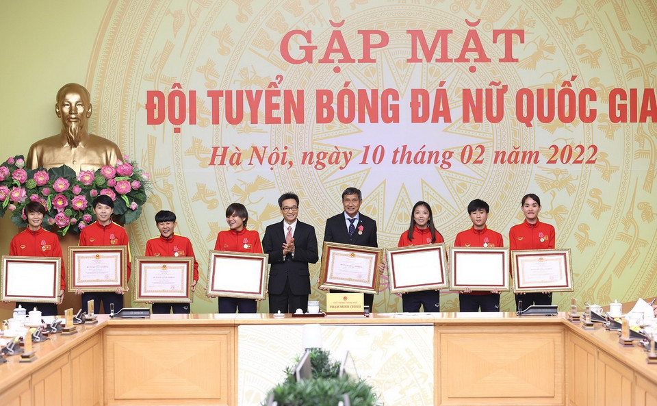  Phó Thủ tướng Vũ Đức Đam trao Huân chương Lao động hạng Nhất cho ông Mai Đức Chung, huấn luyện viên trưởng và Huân chương Lao động hạng Nhì, hạng Ba cho các cầu thủ Đội tuyển Bóng đá Nữ Việt Nam. (Ảnh: Dương Giang/TTXVN)