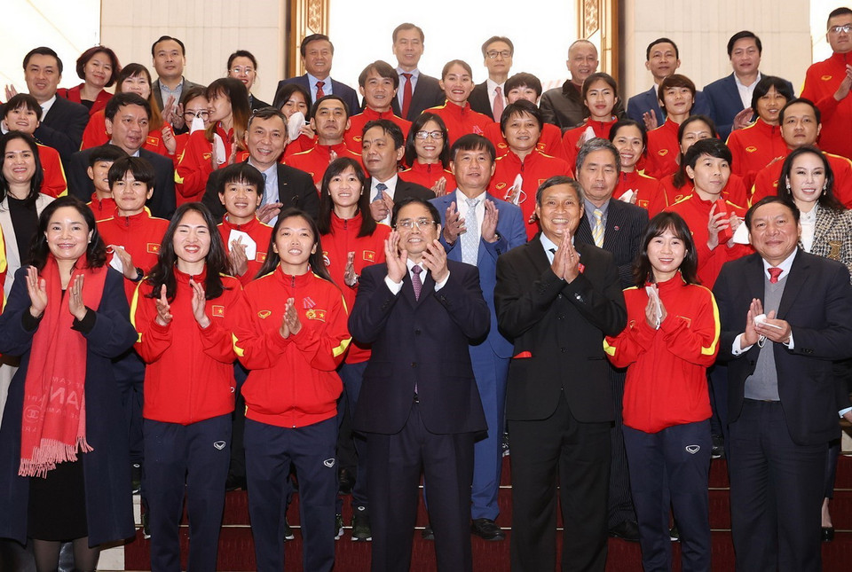  Thủ tướng Phạm Minh Chính với Ban huấn luyện và Đội tuyển Bóng đá Nữ Việt Nam. (Ảnh: Dương Giang/TTXVN)