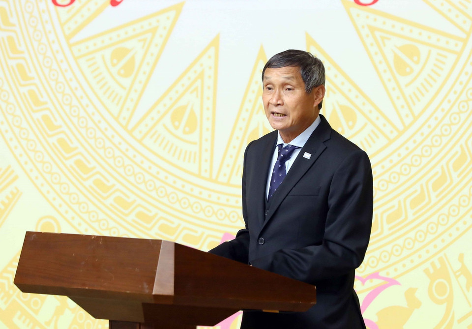 Huấn luyện viên trưởng Đội tuyển Bóng đá Nữ Việt Nam Mai Đức Chung báo cáo thành tích với Thủ tướng Phạm Minh Chính. (Ảnh: Phạm Kiên/TTXVN)