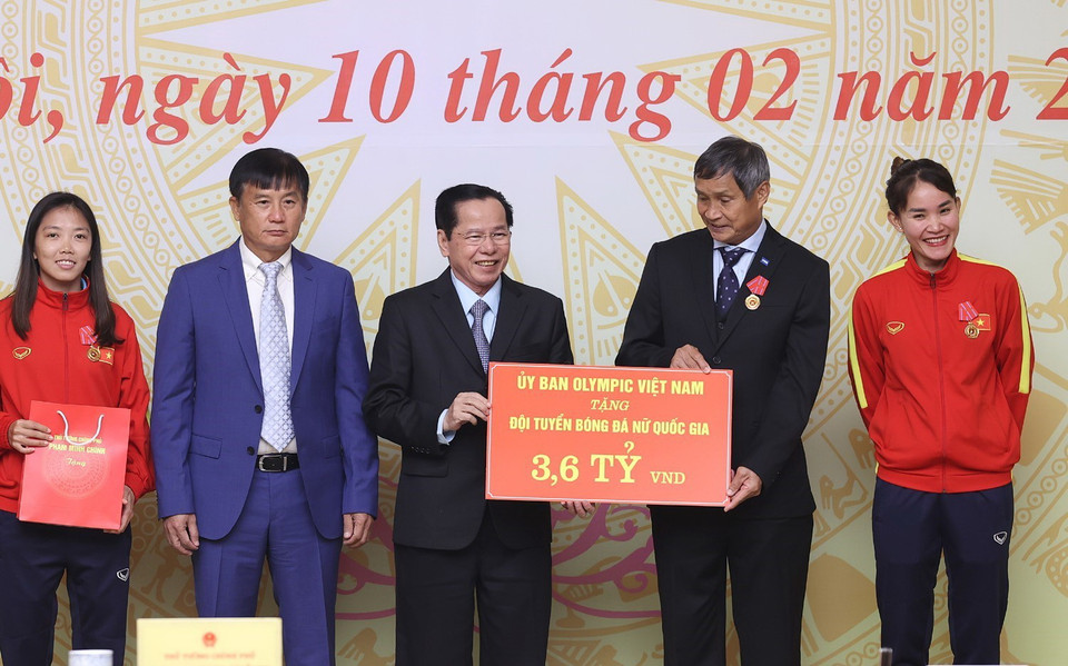 Đại diện Ủy ban Olympic Việt Nam tặng biểu trưng số tiền 3,6 tỷ đồng cho Đội tuyển Bóng đá Nữ Quốc gia Việt Nam. (Ảnh: Dương Giang/TTXVN)
