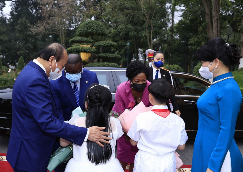 Thiếu nhi Thủ đô Hà Nội tặng hoa Tổng thống Cộng hòa Sierra Leone Julius Maada Bio và Phu nhân tại Lễ đón. (Ảnh: Thống Nhất/TTXVN) 