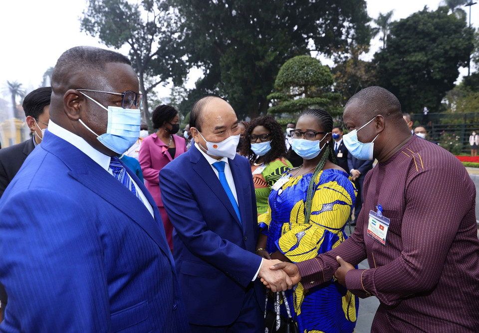 Chủ tịch nước Nguyễn Xuân Phúc gặp gỡ các thành viên Đoàn đại biểu cấp cao Cộng hòa Sierra Leone tham dự Lễ đón. (Ảnh: Thống Nhất/TTXVN) 