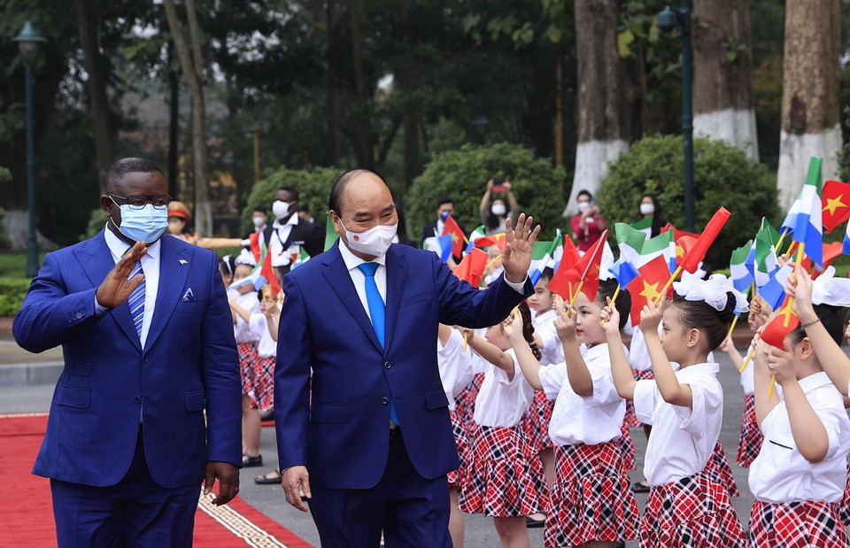Thiếu nhi Thủ đô Hà Nội chào đón Tổng thống Cộng hòa Sierra Leone Julius Maada Bio sang thăm chính thức Việt Nam. (Ảnh: Thống Nhất/TTXVN) 