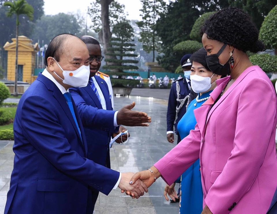Chủ tịch nước Nguyễn Xuân Phúc với Phu nhân Tổng thống nước Cộng hòa Sierra Leone Julius Maada Bio tại Lễ đón. (Ảnh: Thống Nhất/TTXVN) 
