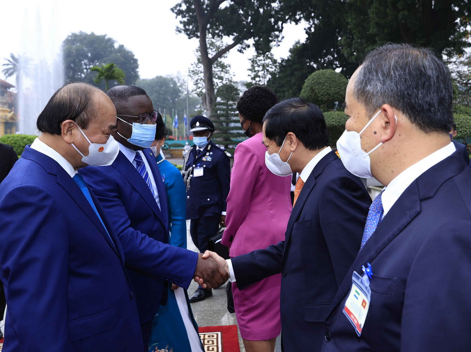 Tổng thống nước Cộng hòa Sierra Leone Julius Maada Bio gặp gỡ các thành viên Đoàn đại biểu cấp cao Việt Nam tham dự Lễ đón. (Ảnh: Thống Nhất/TTXVN) 