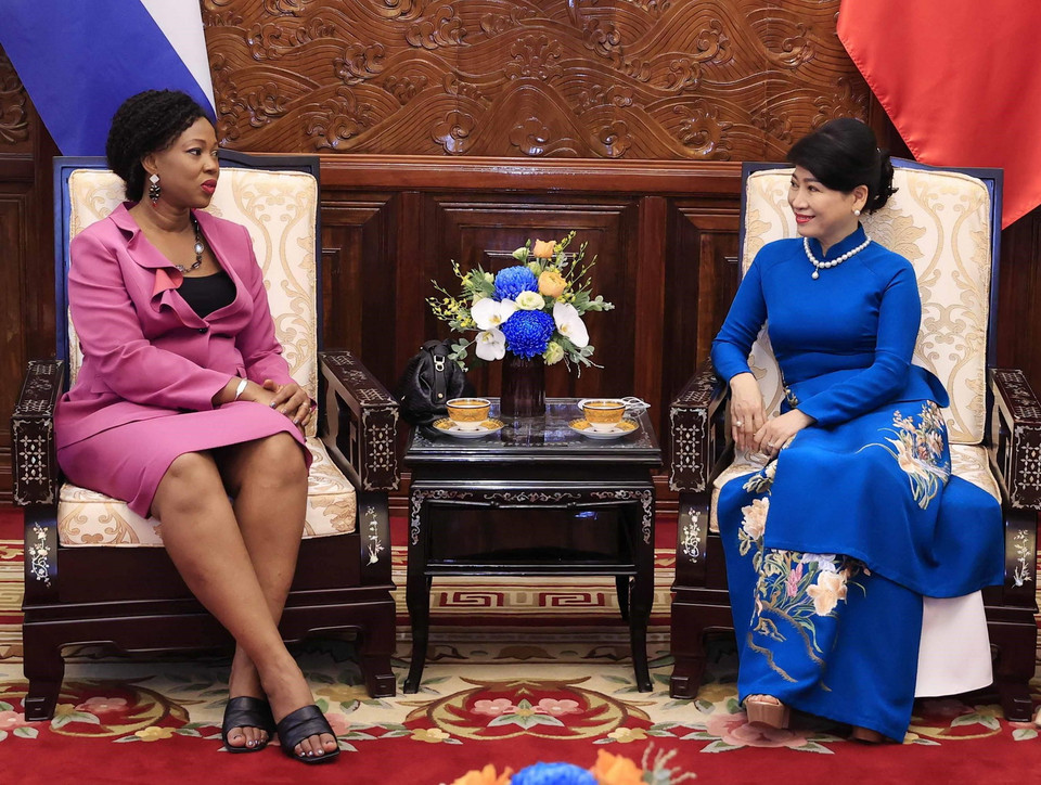 Phu nhân Chủ tịch nước Nguyễn Xuân Phúc tiếp riêng Phu nhân Tổng thống Cộng hòa Sierra Leone tại Lễ đón. (Ảnh: Thống Nhất/TTXVN)