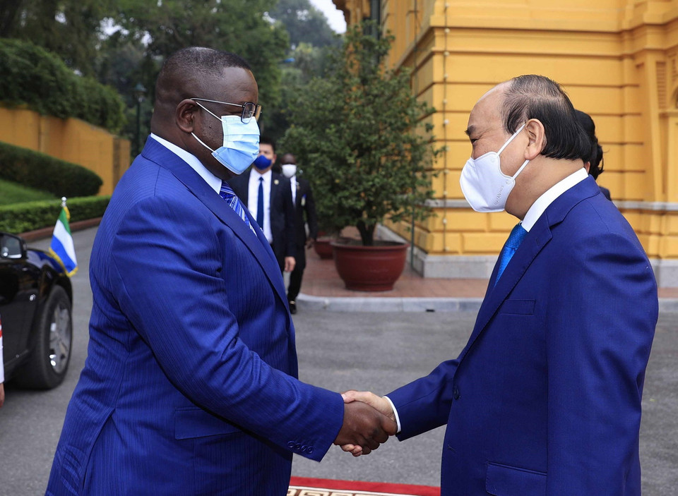 Chủ tịch nước nước Nguyễn Xuân Phúc đón Tổng thống Cộng hòa Sierra Leone Julius Maada Bio. (Ảnh: Thống Nhất/TTXVN) 