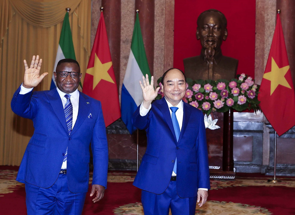 Chủ tịch nước Nguyễn Xuân Phúc và Tổng thống nước Cộng hòa Sierra Leone Julius Maada Bio tiến vào phòng hội đàm. (Ảnh: Thống Nhất/TTXVN) 