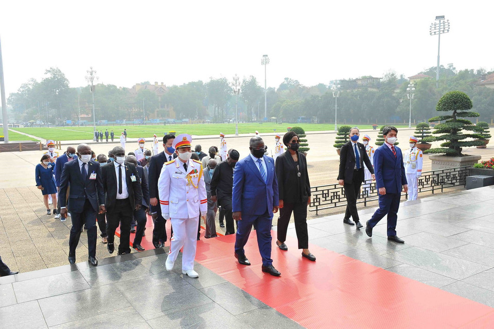 Tổng thống Julius Maada Bio và Phu nhân cùng các thành viên trong đoàn vào Lăng viếng Chủ tịch Hồ Chí Minh. (Ảnh: Minh Đức/TTXVN)
