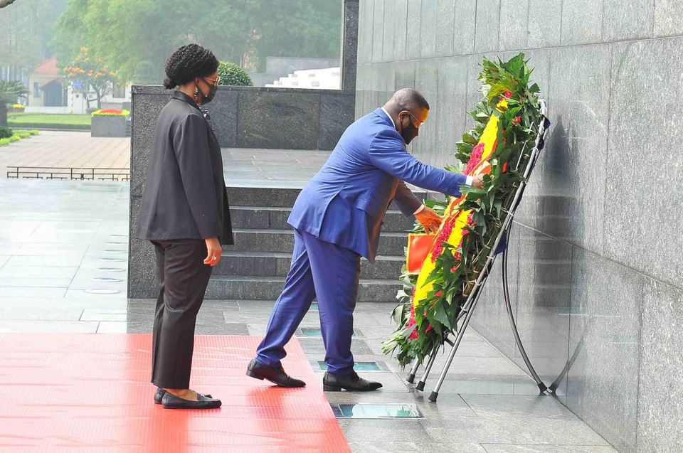 Tổng thống Julius Maada Bio và Phu nhân đặt vòng hoa tưởng niệm Chủ tịch Hồ Chí Minh. (Ảnh: Minh Đức/TTXVN)