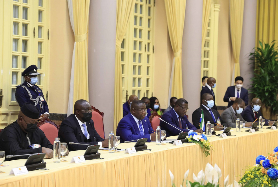 Tổng thống Julius Maada Bio và Đoàn đại biểu cấp cao Cộng hòa Sierra Leone tham dự hội đàm. (Ảnh: Thống Nhất/TTXVN)