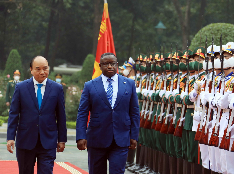 Chủ tịch nước Nguyễn Xuân Phúc và Tổng thống Cộng hòa Sierra Leone Julius Maada Bio duyệt Đội danh dự Quân đội Nhân dân Việt Nam. (Ảnh: Thống Nhất/TTXVN) 