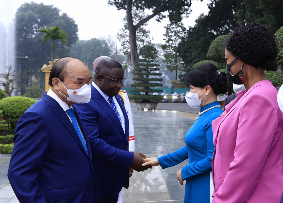 Tổng thống nước Cộng hòa Sierra Leone Julius Maada Bio với Phu nhân Chủ tịch nước Nguyễn Xuân Phúc tại Lễ đón. (Ảnh: Thống Nhất/TTXVN) 