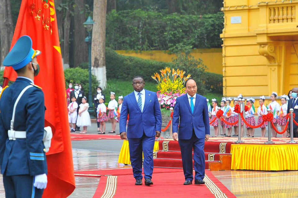 Chủ tịch nước Nguyễn Xuân Phúc và Tổng thống Julius Maada Bio duyệt Đội danh dự Quân đội Nhân dân Việt Nam. (Ảnh: Thống Nhất/TTXVN)