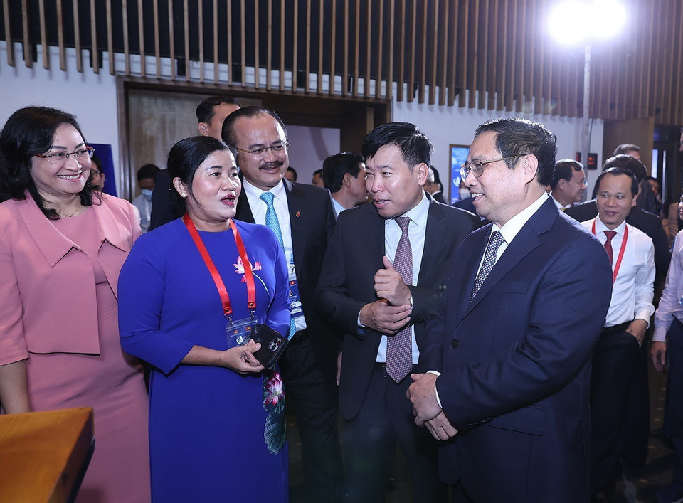 Thủ tướng nói chuyện với các đại biểu dự Diễn đàn Kinh tế Việt Nam lần thứ tư. (Ảnh: Dương Giang/TTXVN)