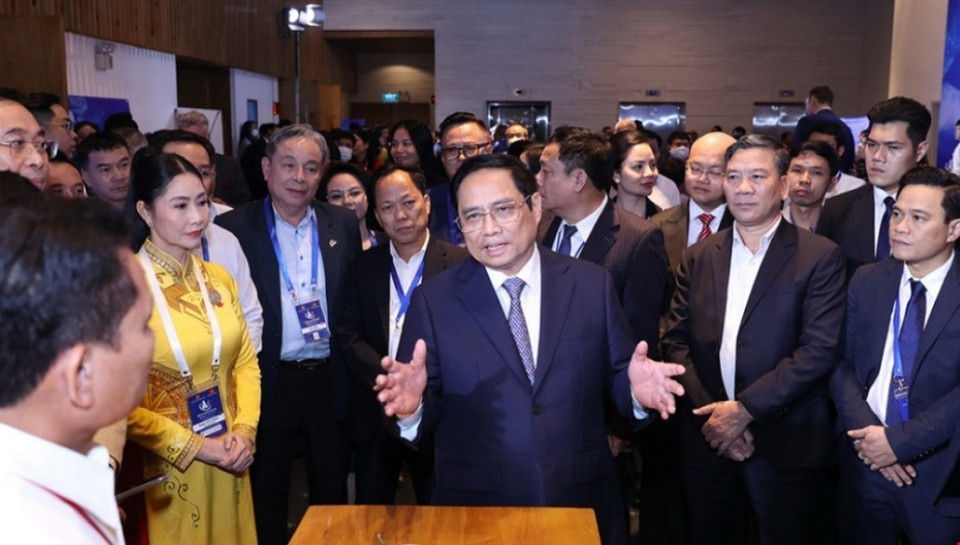 Thủ tướng Phạm Minh Chính trao đổi với các đại biểu dự Diễn đàn. (Ảnh: Dương Giang/TTXVN)