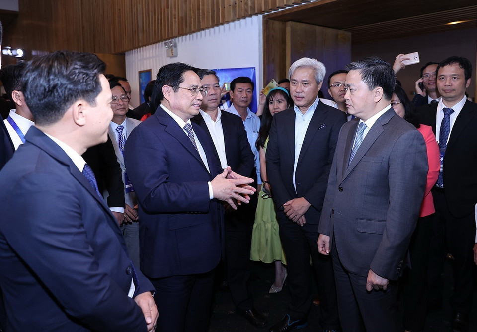 Thủ tướng Phạm Minh Chính trao đổi với các đại biểu dự Diễn đàn Kinh tế Việt Nam lần thứ tư. (Ảnh: Dương Giang/TTXVN) 