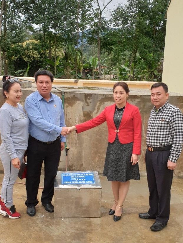 Hội Cựu chiến binh TTXVN tặng hệ thống giếng khoan nước sạch cho trường tiểu học Tùng Bá B thuộc xã Tùng Bá, huyện Vị Xuyên, tỉnh Hà Giang do công ty cổ phần HCJ tài trợ. (Ảnh: PV/Vietnam+)