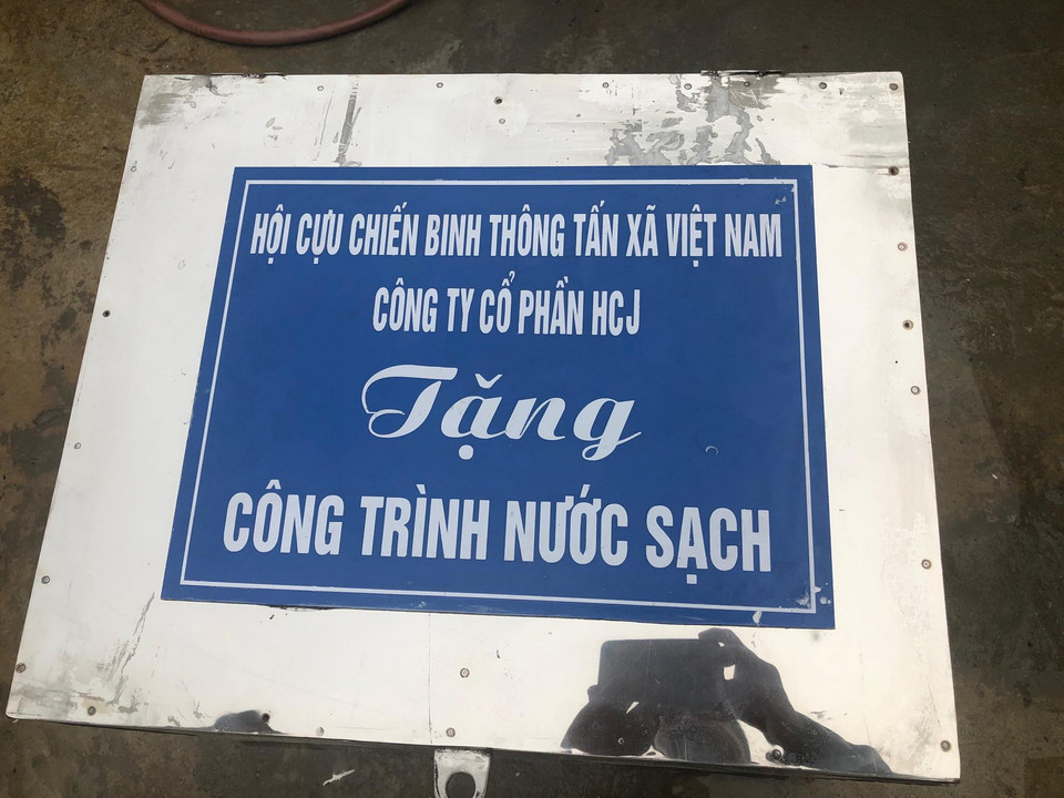 Hội Cựu chiến binh TTXVN tặng hệ thống giếng khoan nước sạch cho trường tiểu học Tùng Bá B thuộc xã Tùng Bá, huyện Vị Xuyên, tỉnh Hà Giang do công ty cổ phần HCJ tài trợ. (Ảnh: PV/Vietnam+)