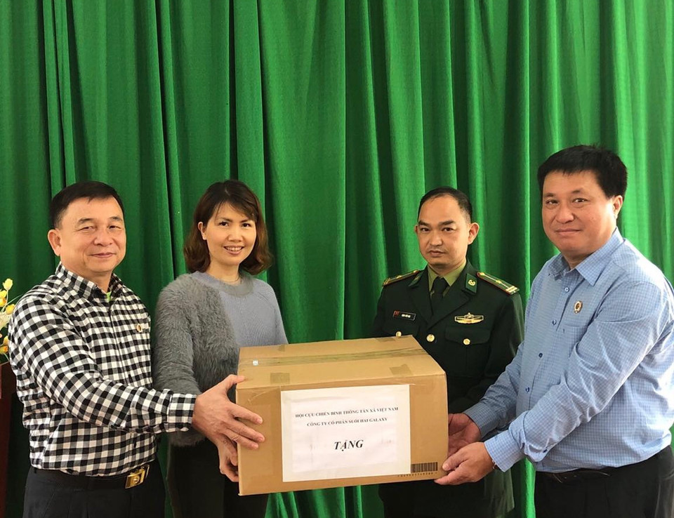 Hội Cựu chiến binh TTXVN cùng nhà tài trợ Công ty CP Suối Hai Galaxy tặng bộ Chỉ huy Bộ đội biên phòng tỉnh Hà Giang 300 chiếc khẩu trang. (Ảnh: PV/Vietnam+)