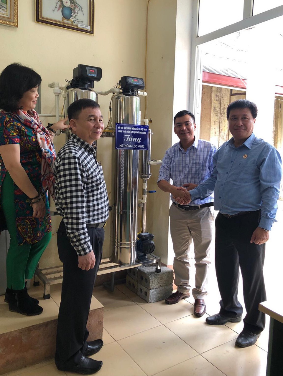 Hội Cựu chiến binh TTXVN cùng Công ty cổ phần xây dựng kỹ thuật BMC tặng máy lọc nước tinh khiết cho trường Minh Tân B, xã Minh Tân. (Ảnh: PV/Vietnam+)
