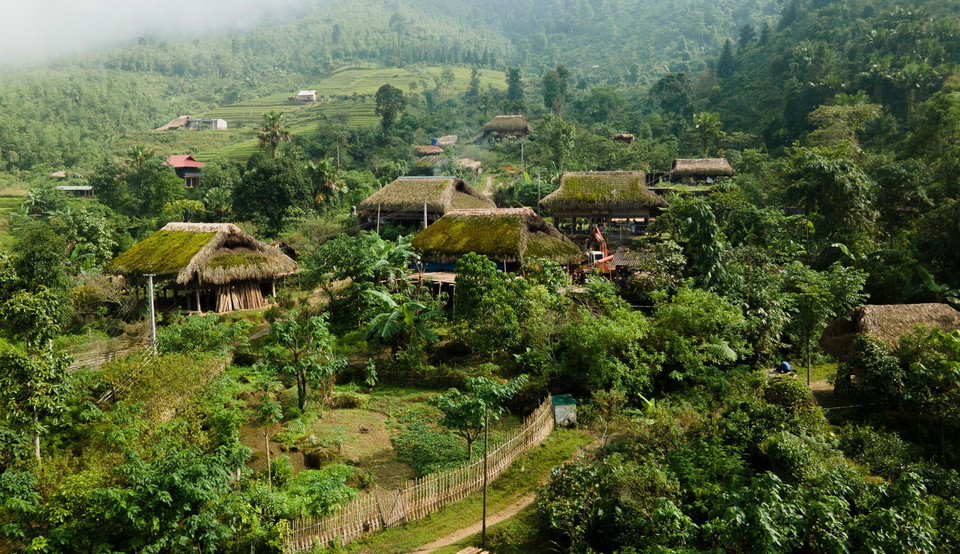  Nằm ở độ cao trên 1.000m so với mực nước biển, những mái nhà lá cọ được rêu phủ quanh năm tại thôn Xà Phìn. (Ảnh: Nam Thái/TTXVN)