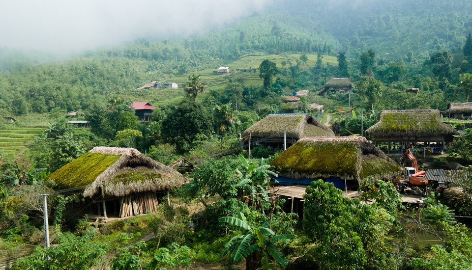  Những mái nhà lá cọ được rêu phủ quanh năm tại thôn Xà Phìn. (Ảnh: Nam Thái/TTXVN)