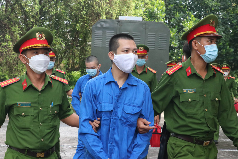 Ngày 30/6, Hội đồng xét xử Tòa án nhân dân huyện Đức Hòa (Long An) đã đưa ra xét xử sơ thẩm vụ án Lợi dụng các quyền tự do dân chủ xâm phạm lợi ích của Nhà nước, quyền, lợi ích hợp pháp của tổ chức, cá nhân xảy ra tại Tịnh thất Bồng Lai, hay còn gọi là Thiền an Bên bờ vũ trụ (xã Hòa Khánh Tây, huyện Đức Hòa). Trong ảnh: Các bị cáo được dẫn giải đến Tòa. (Ảnh: Bùi Giang/TTXVN)