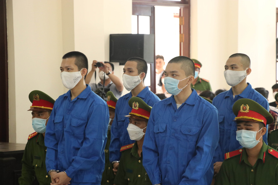 Cả 6 bị cáo trong vụ án đều có mặt tại Tòa. (Ảnh: Bùi Giang/TTXVN)