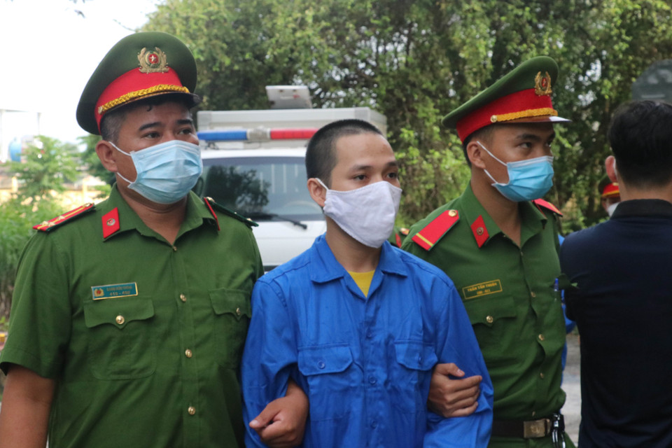 Một trong các bị cáo vụ 'Tịnh thất Bồng Lai' được dẫn đến Tòa. (Ảnh: Bùi Giang/TTXVN)