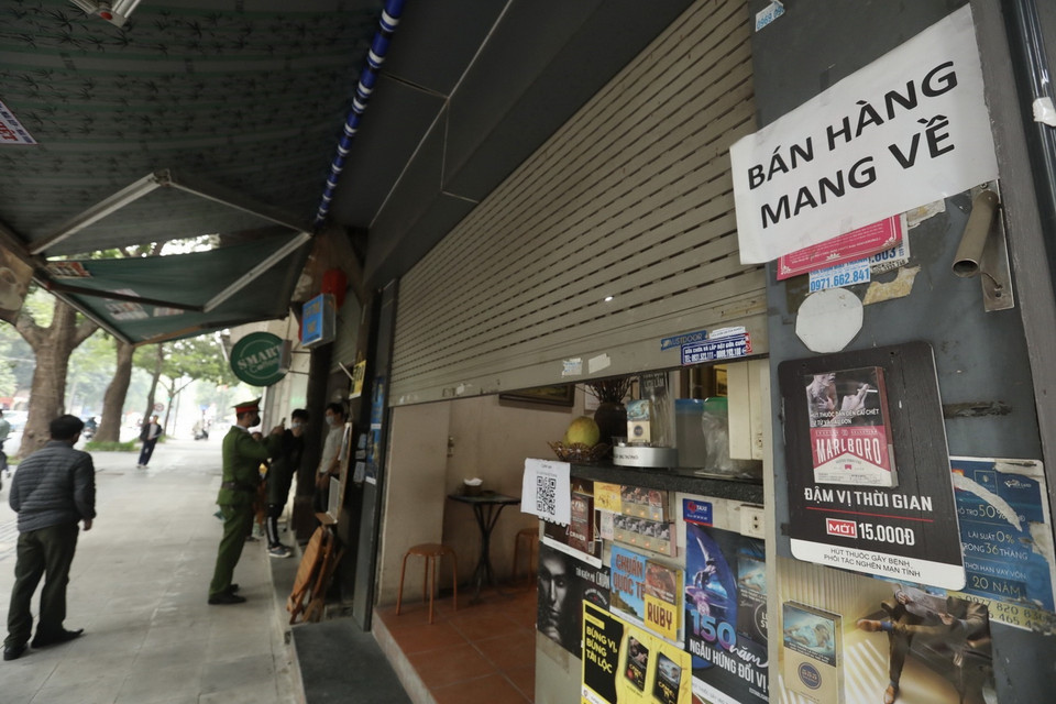  Các cửa hàng ăn, uống chỉ được bán hàng mang về từ 12 giờ trưa 26/12/2021 - ảnh chụp tại địa bàn phường Tràng Tiền, quận Hoàn Kiếm. (Ảnh: Minh Quyết/TTXVN)