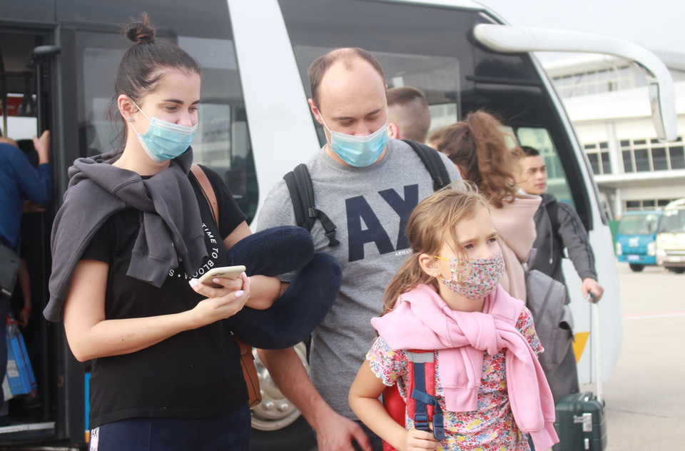  Những vị khách Nga đầu tiên trở lại Khánh Hòa sau gần 2 năm thị trường du lịch bị "đóng băng" do ảnh hưởng của dịch COVID-19. (Ảnh: Phan Sáu/TTXVN)