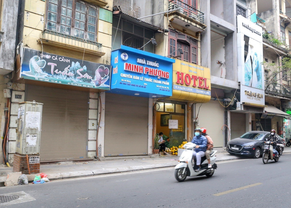 Nhiều hộ kinh doanh không thiết yếu trên phố Thuỵ Khuê (quận Tây Hồ) chủ động đóng cửa trước 12h. (Ảnh: Tuấn Đức/TTXVN)