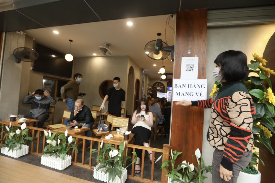  Một cửa hàng trên địa bàn phường Tràng Tiền, quận Hoàn Kiếm thực hiện nghiêm các quy định về phòng, chống dịch. (Ảnh: Minh Quyết /TTXVN)