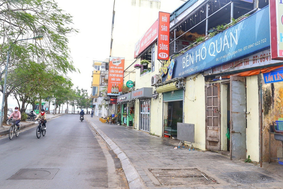 Một cửa hàng ăn tại khu vực hồ Tây (quận Tây Hồ) chủ động đóng cửa trước 12h. (Ảnh: Tuấn Đức/TTXVN)