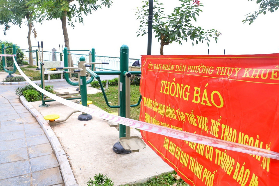 Các dụng cụ thể dục ngoài trời ở khu vực hồ Tây, quận Tây Hồ, đều được chăng dây. (Ảnh: Tuấn Đức/TTXVN)