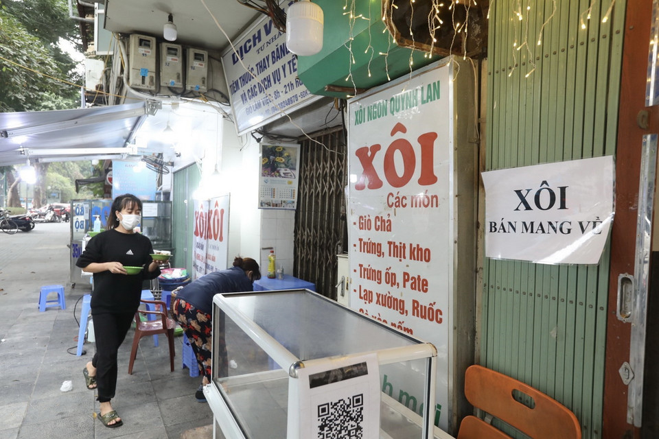  Các cửa hàng ăn, uống chỉ được bán hàng mang về từ 12 giờ trưa 26/12/2021 - ảnh chụp tại địa bàn phường Phan Chu Trinh, quận Hoàn Kiếm. (Ảnh: Minh Quyết/TTXVN)