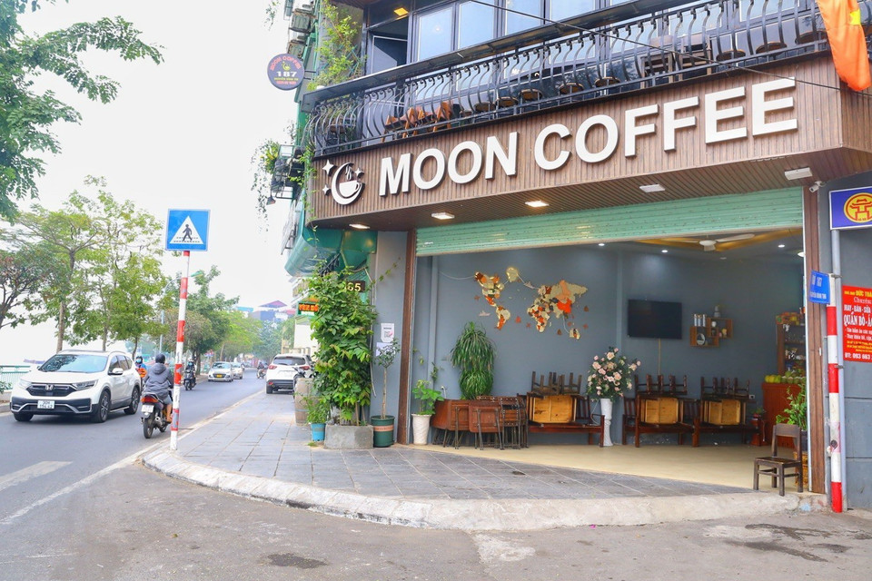 Một quán càphê tại khu vực hồ Tây (quận Tây Hồ) chủ động dọn dẹp, ngừng kinh doanh tại chỗ trước 12h. (Ảnh: Tuấn Đức/TTXVN)