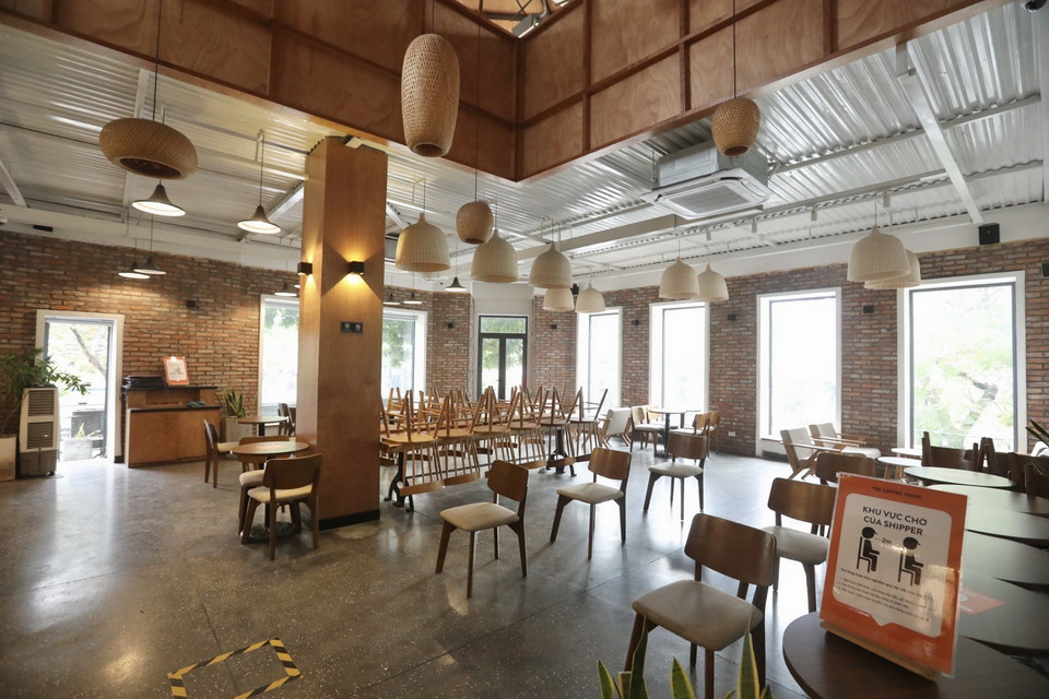  Các cửa hàng trên địa bàn phường Tràng Tiền, quận Hoàn Kiếm thực hiện nghiêm quy định về phòng, chống dịch. (Ảnh: Minh Quyết/TTXVN)