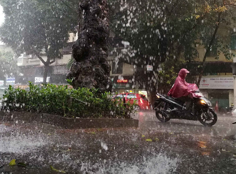 Bầu trời Hà Nội trở nên tối sầm, kèm mưa lớn. (Ảnh: Thanh Tùng/TTXVN)