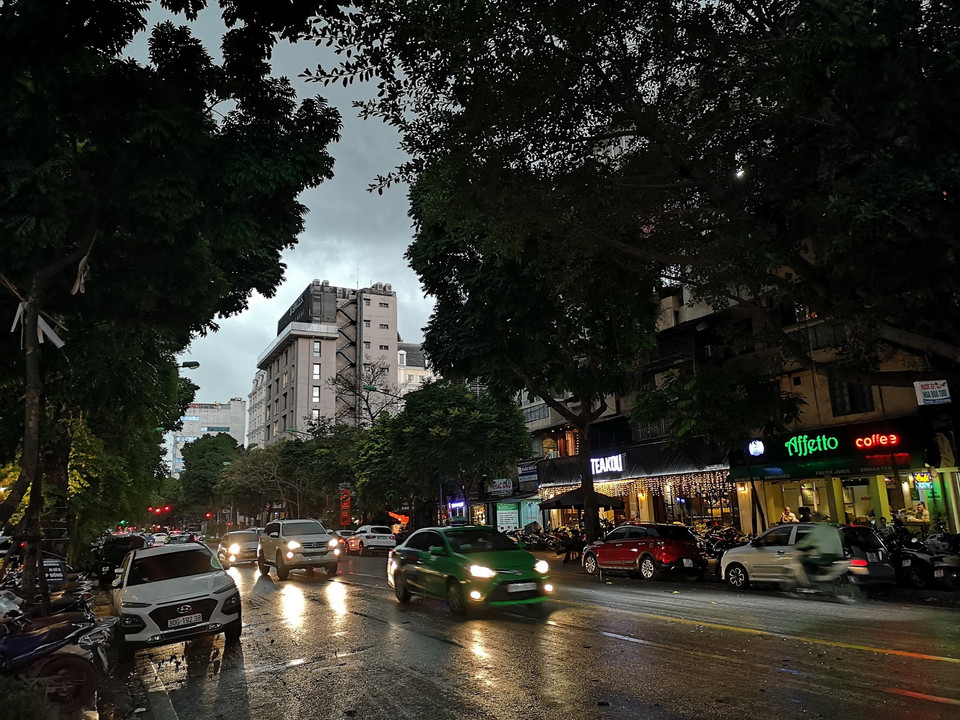 Bầu trời Hà Nội trở nên tối sầm ngay đầu giờ chiều. (Ảnh: Thanh Tùng/TTXVN)